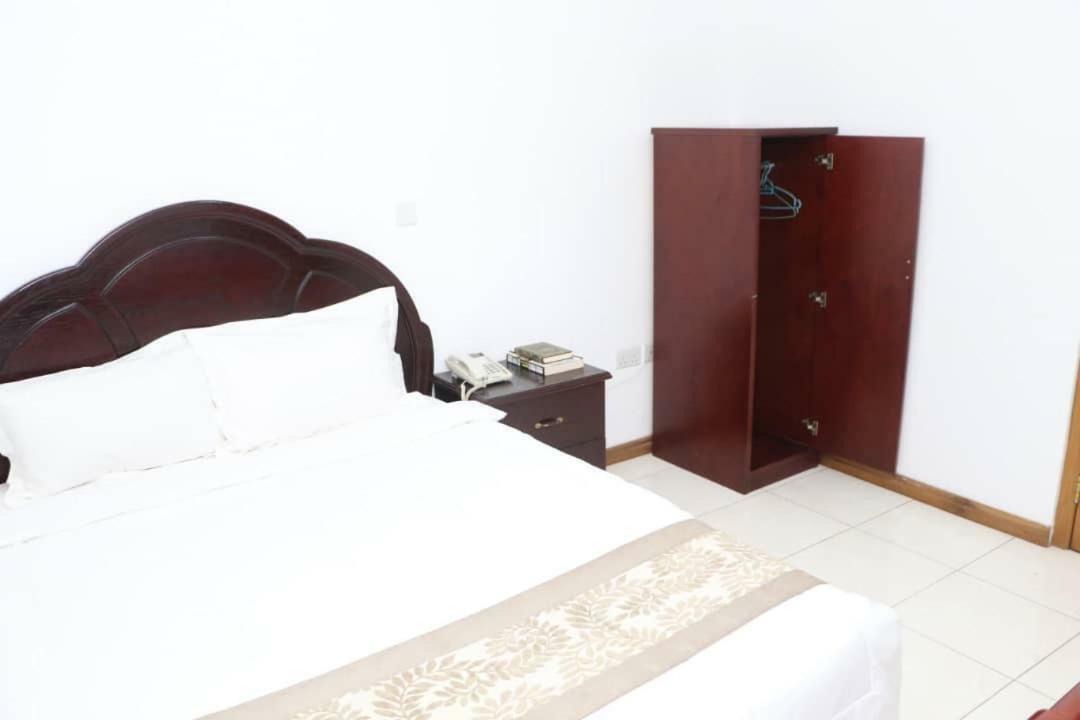 Luxury West Hotel Adenta Dış mekan fotoğraf