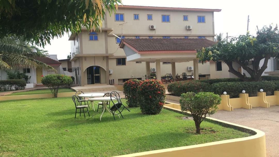 Luxury West Hotel Adenta Dış mekan fotoğraf